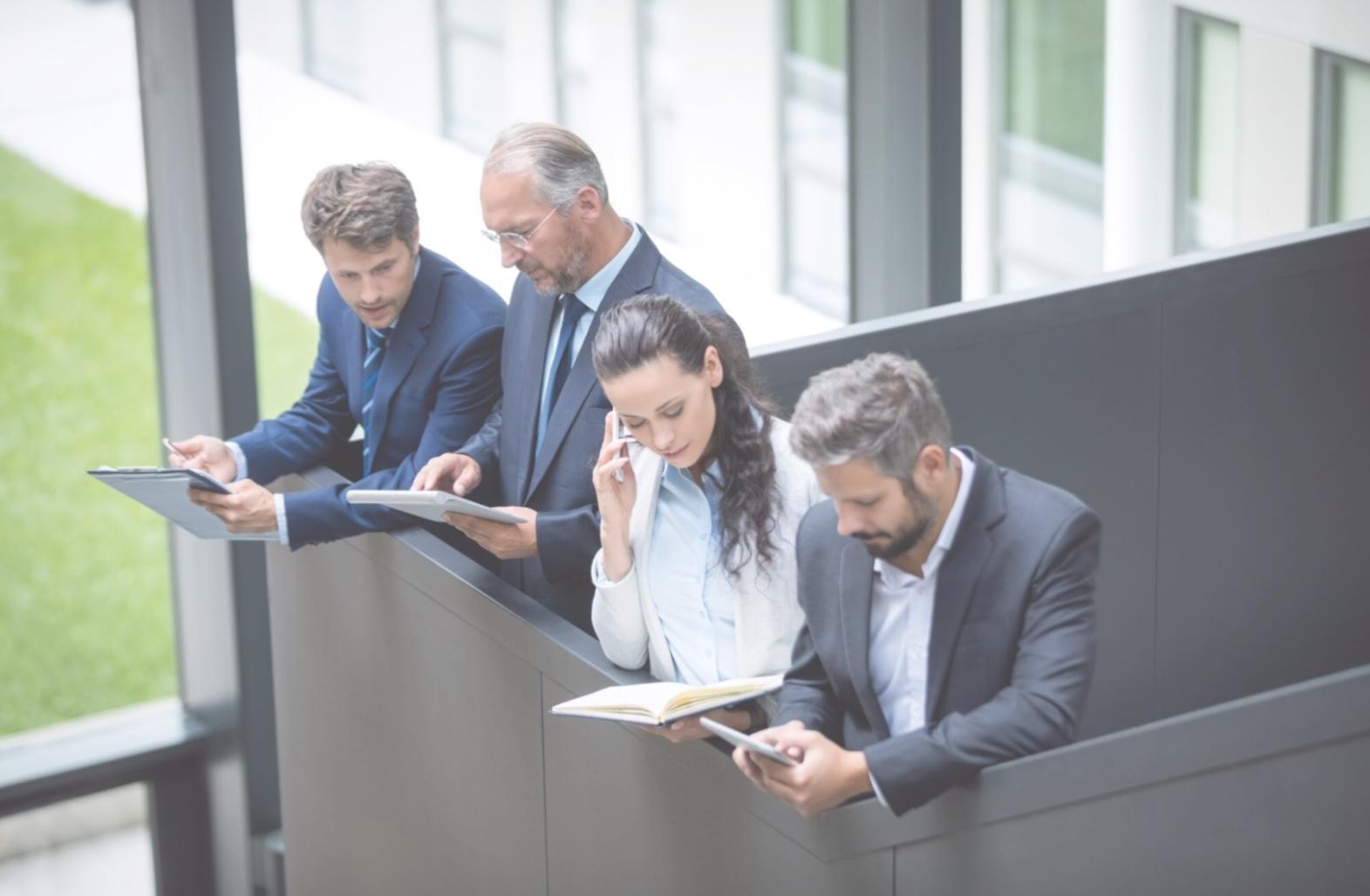 Équipe d'analyse financière travaillant ensemble sur des projections