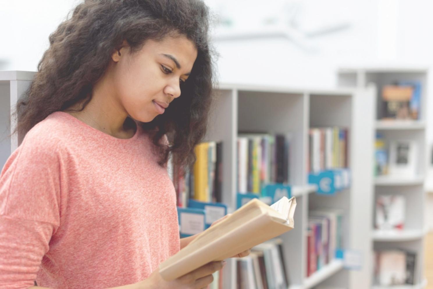 Étudiants travaillant en équipe sur des analyses financières complexes
