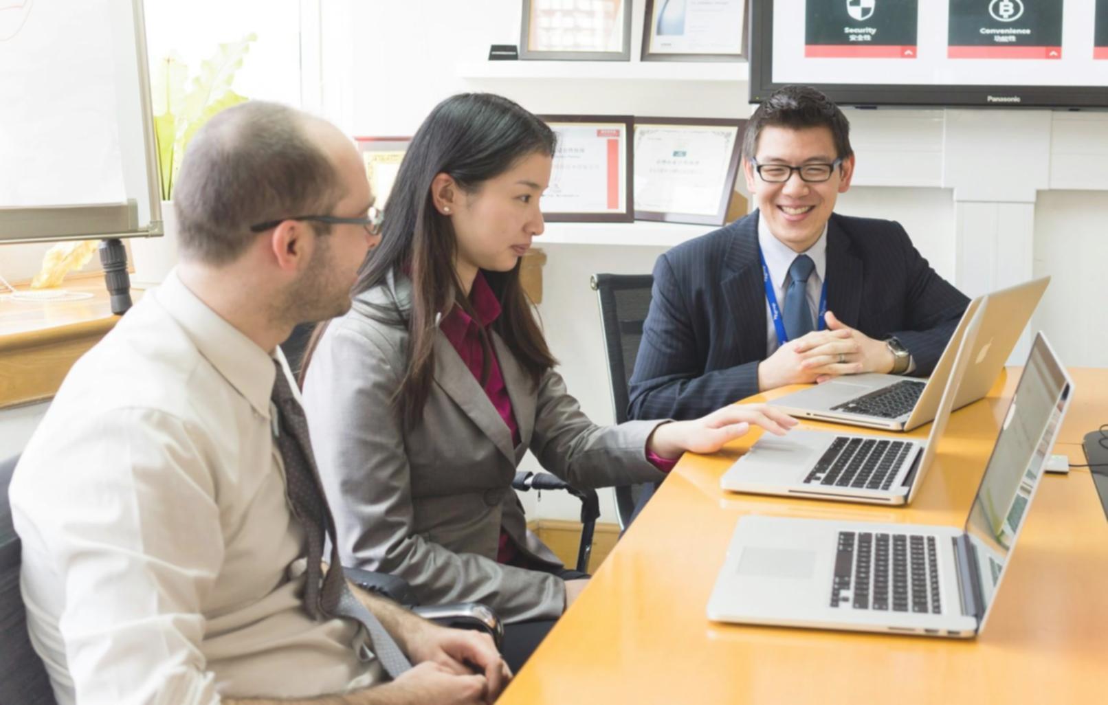 Analyse de documents financiers sur un bureau moderne